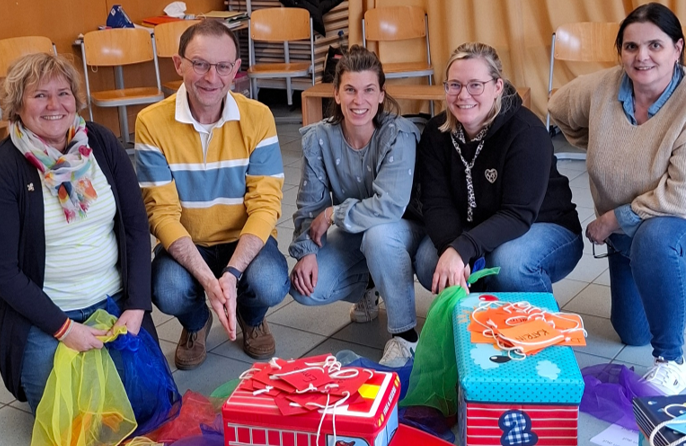 Teilnehmende des Projekts Hospiz macht Schule in einem kreativen Gesprächskreis